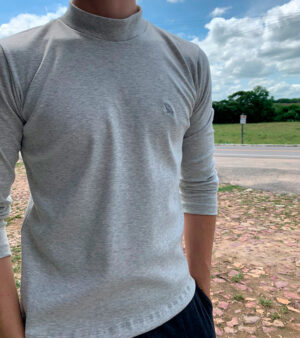 Camisa Manga Longa Canelada, meia gola, Bordada peito.